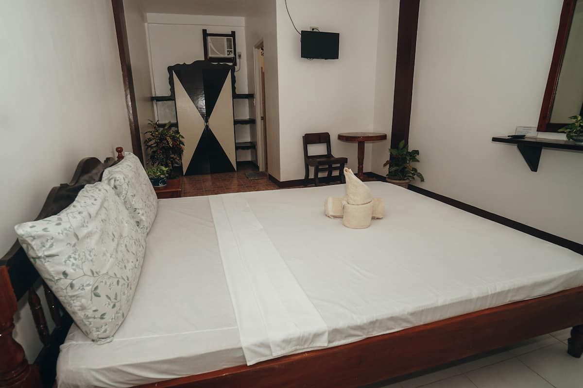 Standard Single Room | Desk, bed sheets