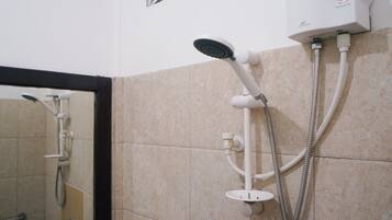 Standaard tweepersoonskamer | Badkamer | Een douche, gratis toiletartikelen, handdoeken