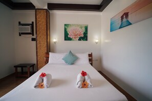 Muebles diferentes, escritorio y ropa de cama