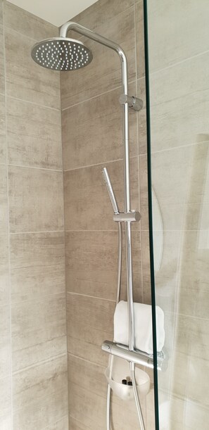 Douche, articles de toilette gratuits, sèche-cheveux