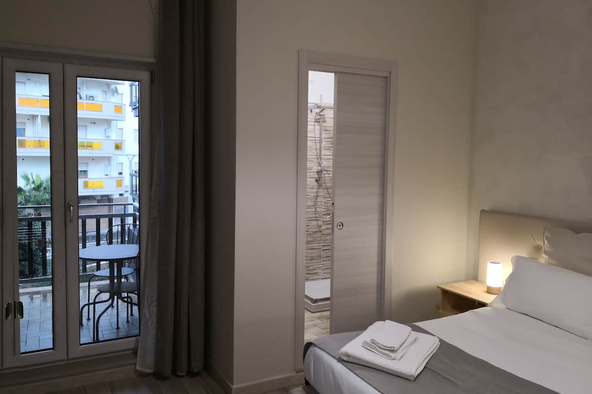Bedden met traagschuimmatras, een minibar, een kluis op de kamer