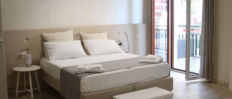 Memory foam -patjalliset sängyt, minibaari, tallelokero huoneessa