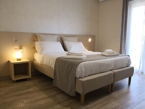 Memory-foam beds, minibar, in-room safe, desk - Michelangelo Home B&B (Corigliano-Rossano)
