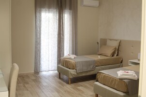 记忆海绵床垫、迷你吧、客房内保险箱、办公桌