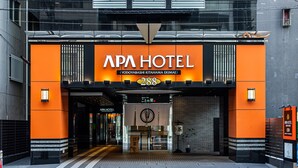 Het uiterlijk van APA Hotel, herkenbaar aan de opvallende oranje gevel, een ruime entree en huisnummer 288.