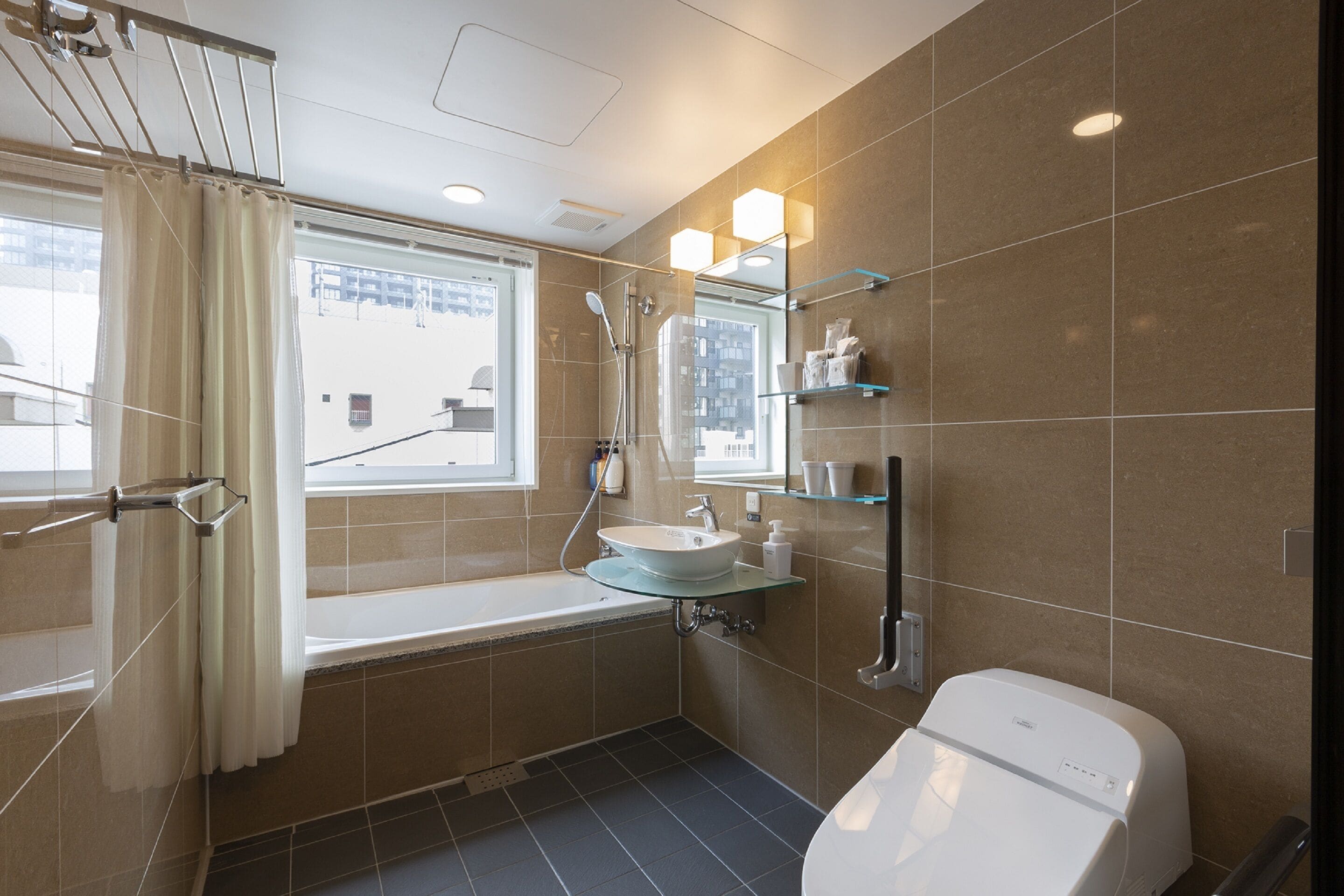 deluxe twin room for 2 guests, non smoking | bathroom | combined shower/bathtub, deep-soaking bathtub, free toiletries