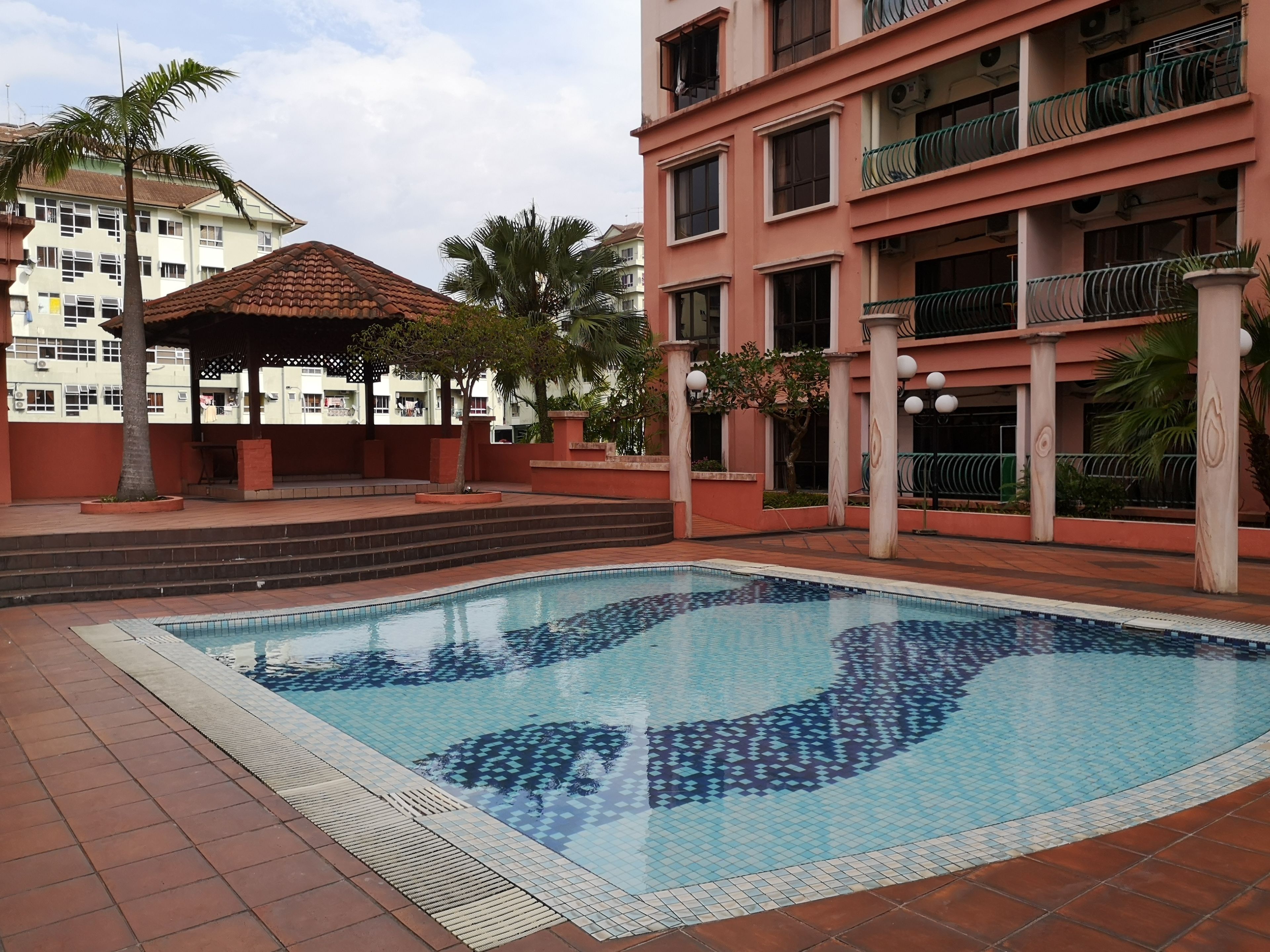 Indoor pool, 2 outdoor pools