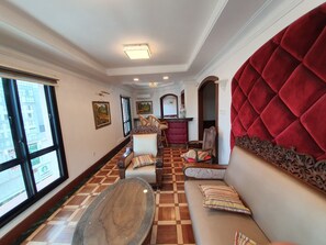 Penthouse de lujo, varias camas, vista al mar | Minibar