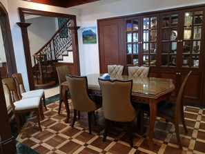 Refrigerador, microondas, cafetera/tetera, tetera/pava eléctrica