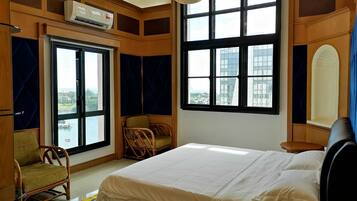 4 bedrooms, Egyptian cotton sheets, premium bedding, free minibar items