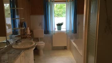 Basic-Apartment ("Vogelschar") | Badezimmer | Badewanne und Dusche (separat), kostenlose Toilettenartikel