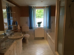 Basic Apartment ("Vogelschar") | Bathroom | Separate tub and shower, free toiletries, hair dryer - Hof Kiebitz - In Ostrau (Ostrau)