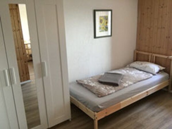 Basic Apartment ("Vogelschar") | Desk