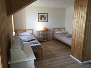 Basic Apartment ("Vogelschar") | Desk