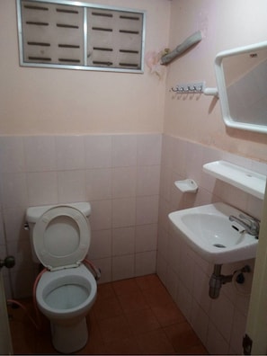 Habitación estándar con 2 camas individuales, 2 camas individuales, para no fumadores | Baño | Regadera, amenidades de baño gratuitas, toallas