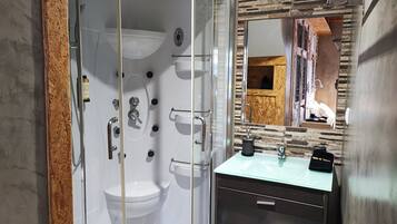 City Studio, Garden View | Bathroom | Shower, hydromassage showerhead, eco-friendly toiletries, hair dryer