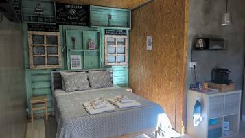 Studio Suite Kota, Bebas Asap Rokok, pemandangan kebun | 1 kamar tidur, seprai premium, brankas, dan didekorasi berbeda-beda