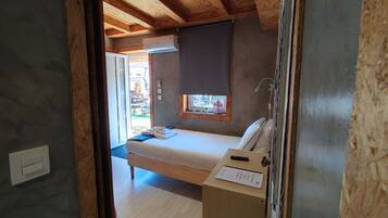 City studio, uitzicht op tuin | 1 slaapkamer, luxe beddengoed, een kluis op de kamer