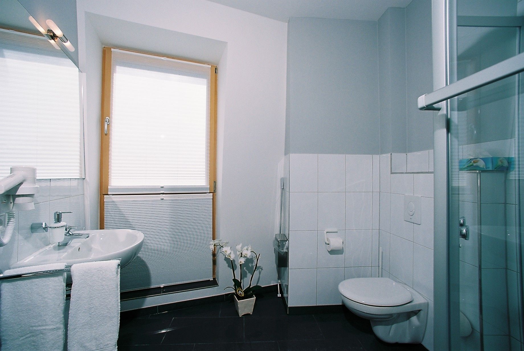 تجهيزات دش، مجففات شعر، خف للقدمين، مناشف