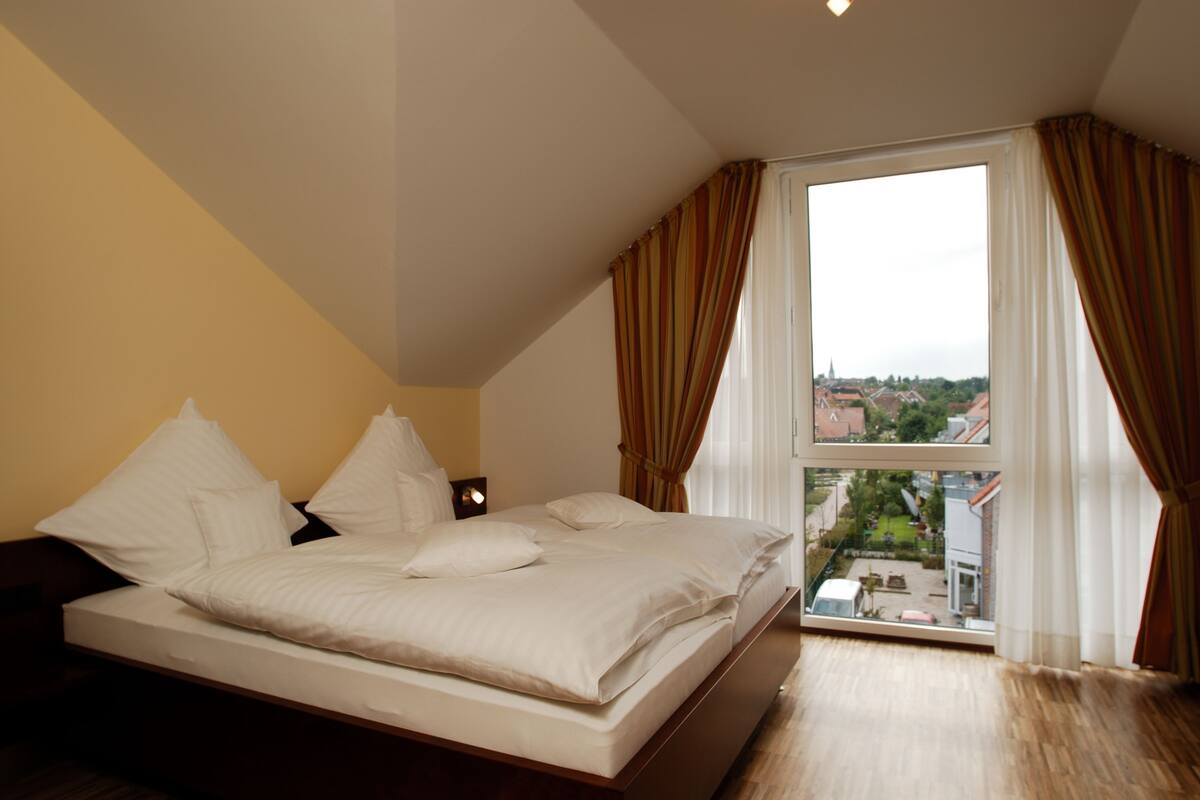 Double Room | Minibar, desk, blackout curtains, free WiFi