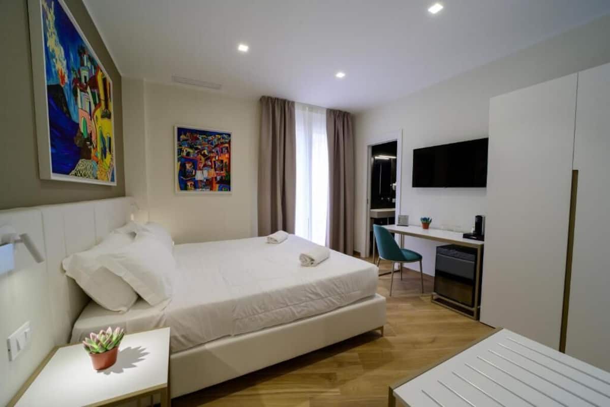 Desk, soundproofing, rollaway beds, free WiFi