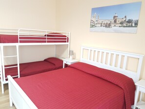 Comfort Quadruple Room | Desk, soundproofing, rollaway beds, free WiFi - Maqueda Home (Palermo)