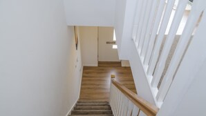Eine Treppe mit Holzstufen und weißen Geländern.