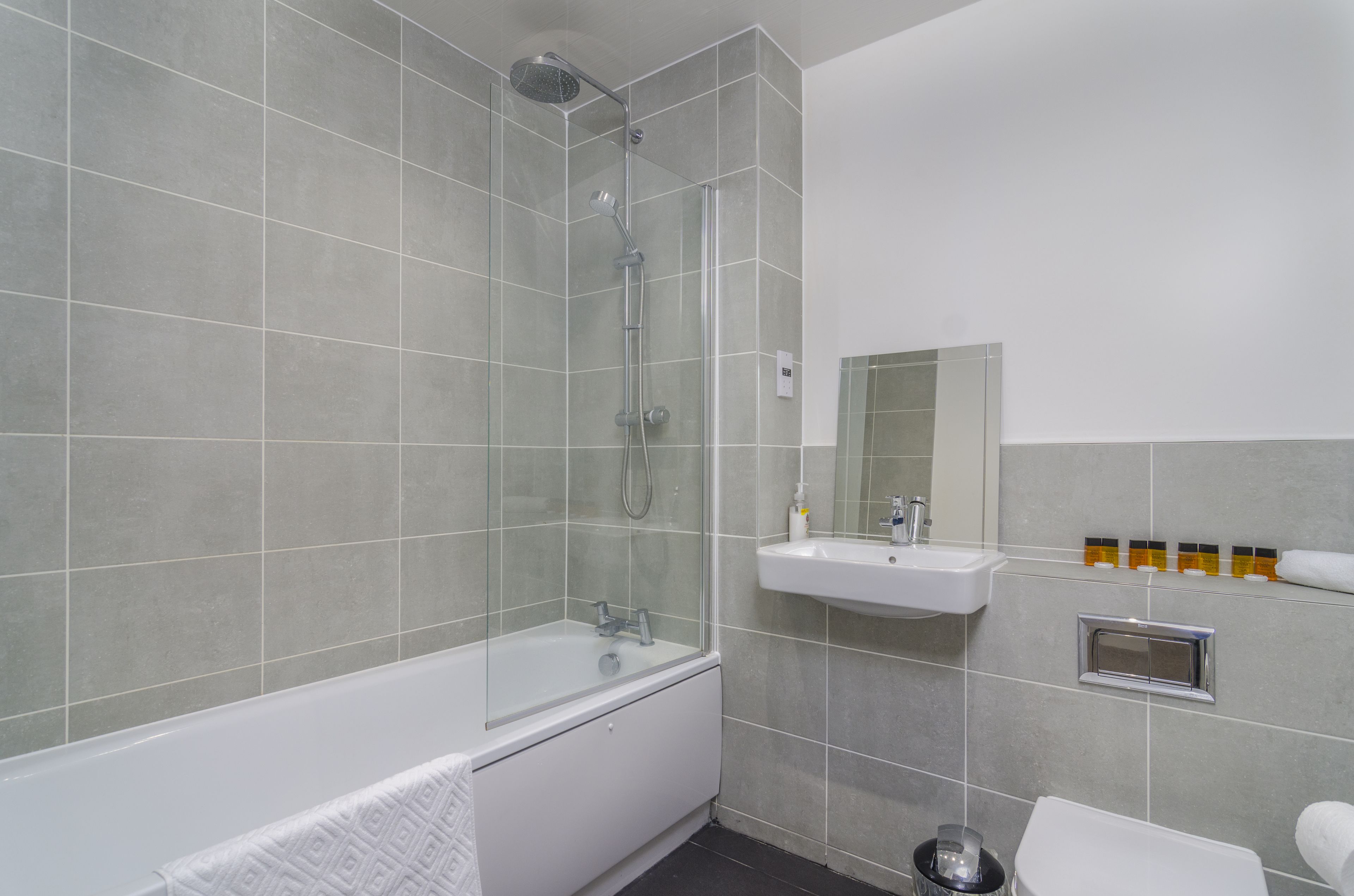House, 2 Bedrooms | Bathroom | Combined shower/bathtub, free toiletries, hair dryer, towels