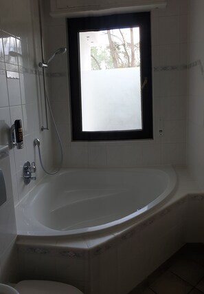 Tweepersoonskamer | Badkamer | Een douche, gratis toiletartikelen, een haardroger, pantoffels