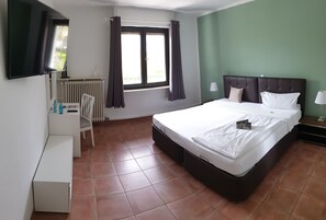 Double Room | Desk, blackout drapes, iron/ironing board, free WiFi - Zur Wolfschlucht (Rodgau)