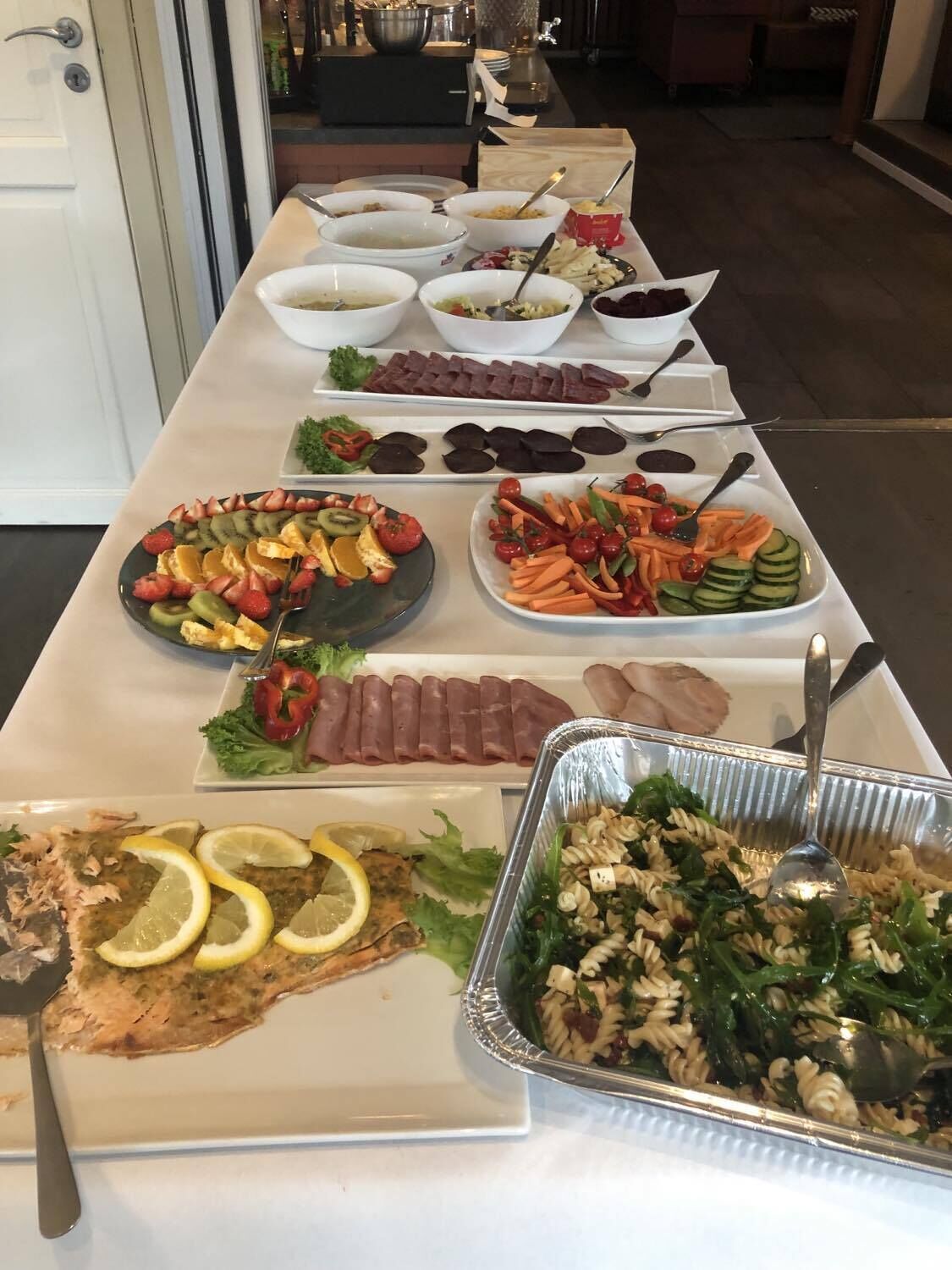 تقديم الإفطار والغداء والعشاء