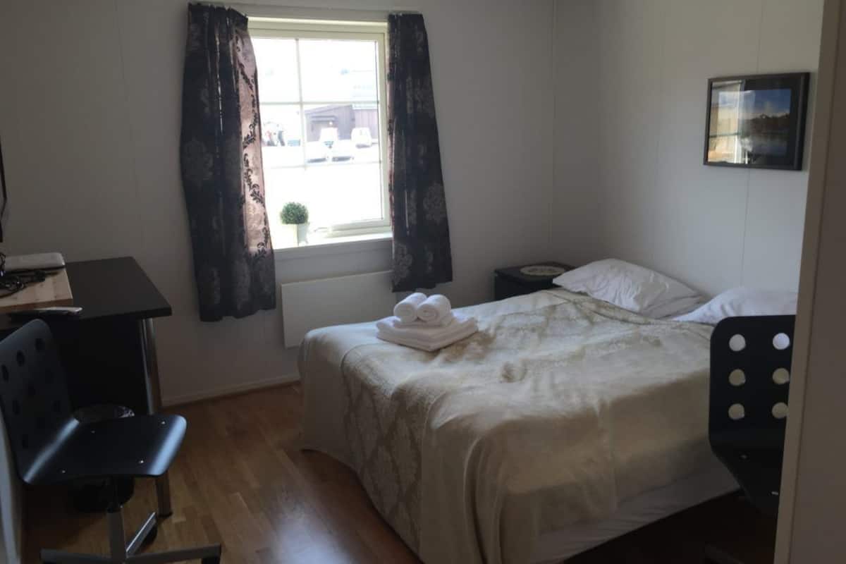 Habitación estándar doble, 2 camas individuales | Tabla de planchar con plancha, wifi gratis, ropa de cama
