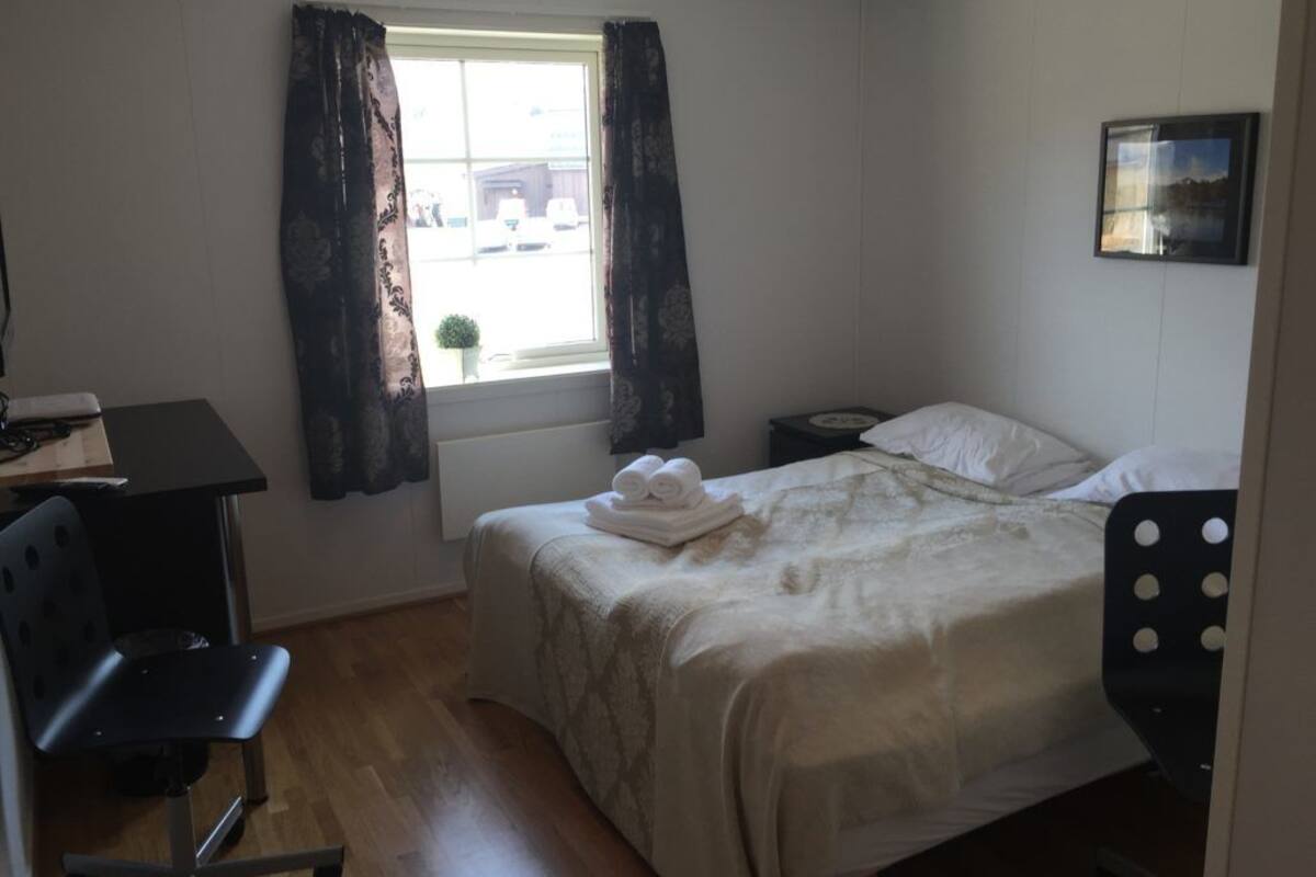 1 habitación, tabla de planchar con plancha, wifi gratis y ropa de cama