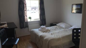 Kahden hengen standard-huone, 2 yhden hengen sänkyä | 1 makuuhuone, silitysrauta/-lauta, ilmainen Wi-Fi, vuodevaatteet