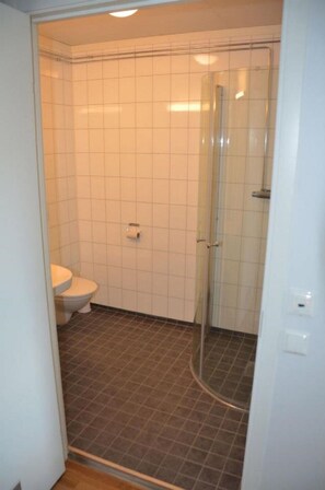 Shower, free toiletries, heated floors, towels - Beiarn Kro og Hotell (Beiarn)
