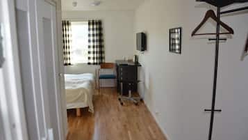 Standaard tweepersoonskamer, 2 eenpersoonsbedden | 1 slaapkamer, een strijkplank/strijkijzer, gratis wifi, beddengoed