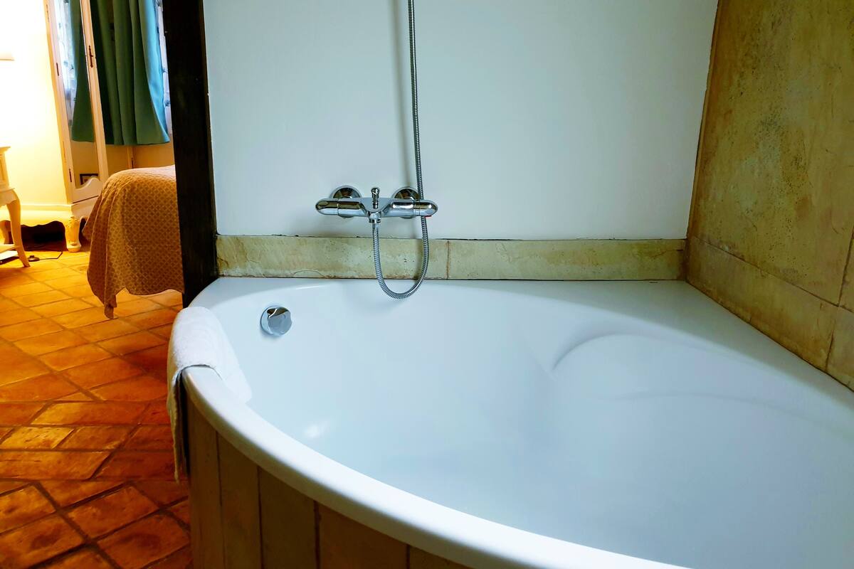 double room (blava) | deep-soaking bathtub