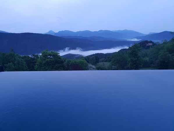 Piscina externa, espreguiçadeiras