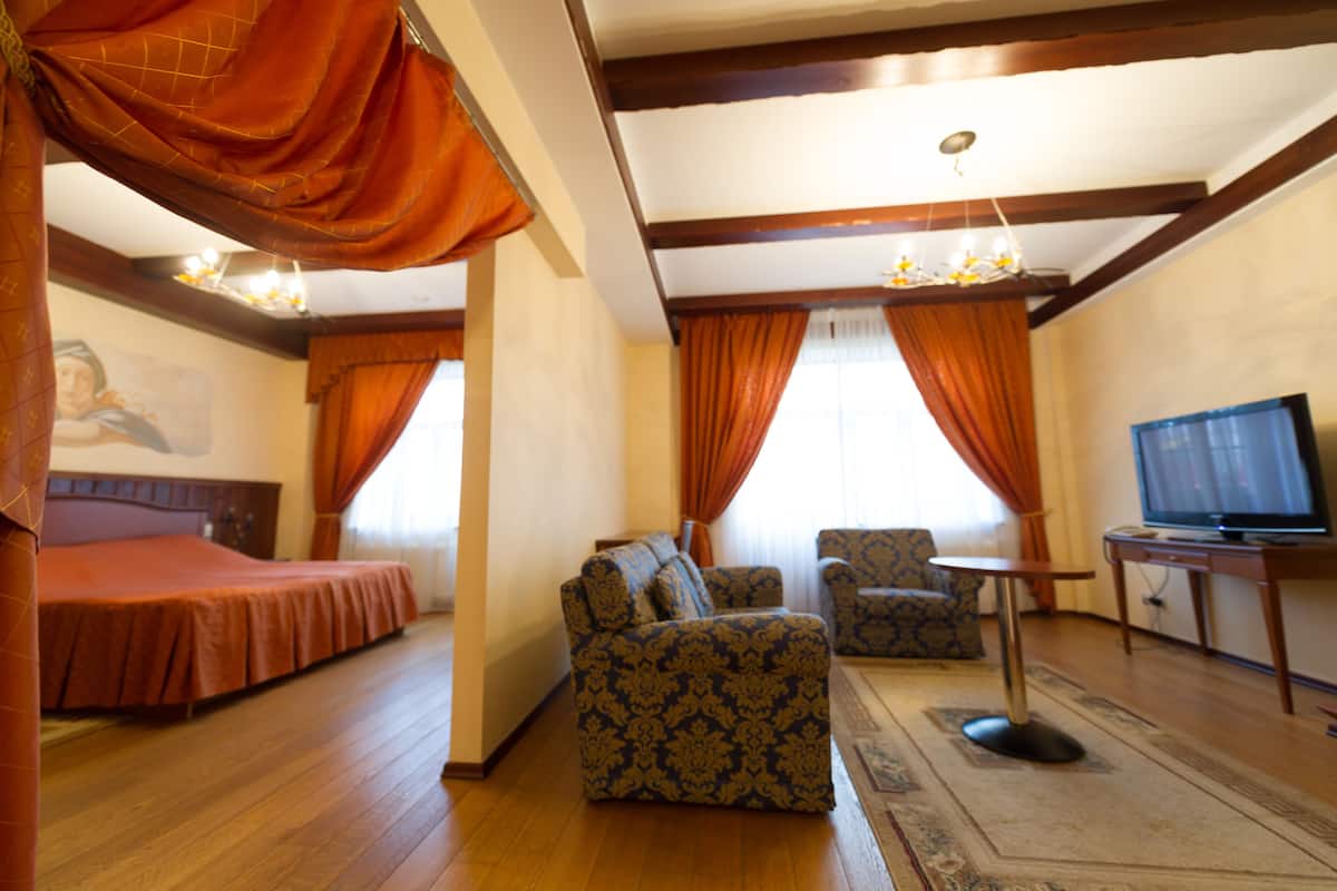 In-room safe, desk, iron/ironing board, bed sheets