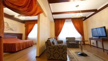 In-room safe, desk, iron/ironing board, bed sheets