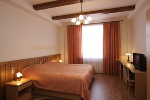 标准双人房或双床房, 多张床, 无障碍 | 客房内保险箱、办公桌、熨斗/熨板、床单