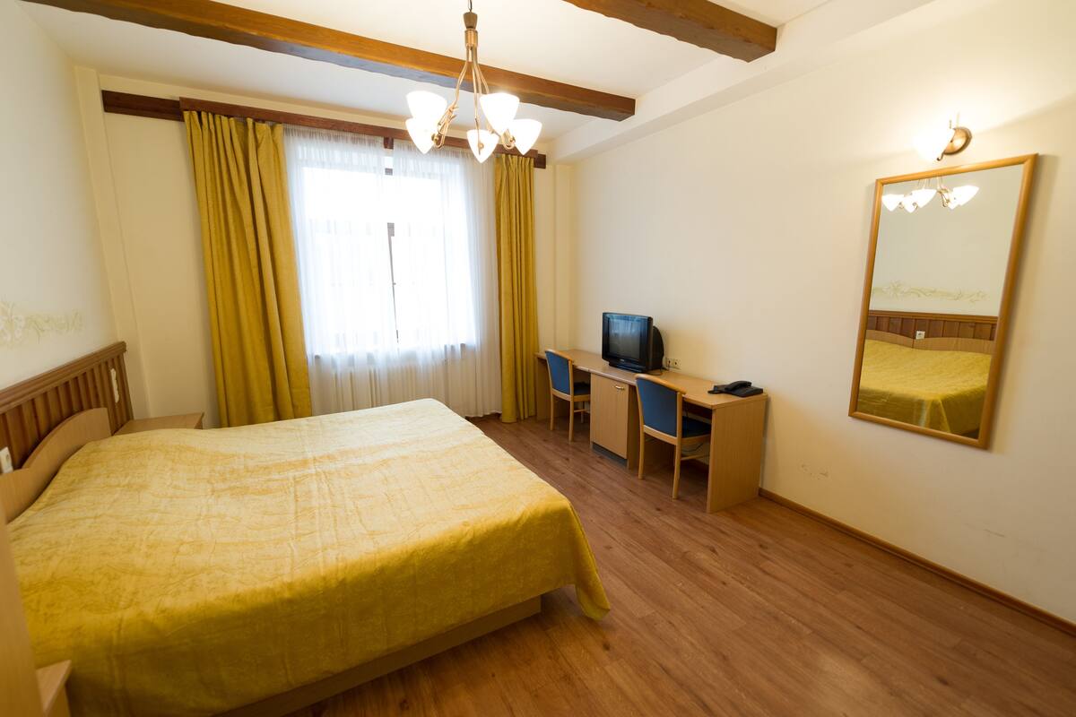 In-room safe, desk, iron/ironing board, bed sheets