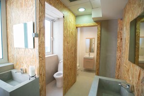 Ein Badezimmer mit Badewanne, Waschbecken und Toilette.
