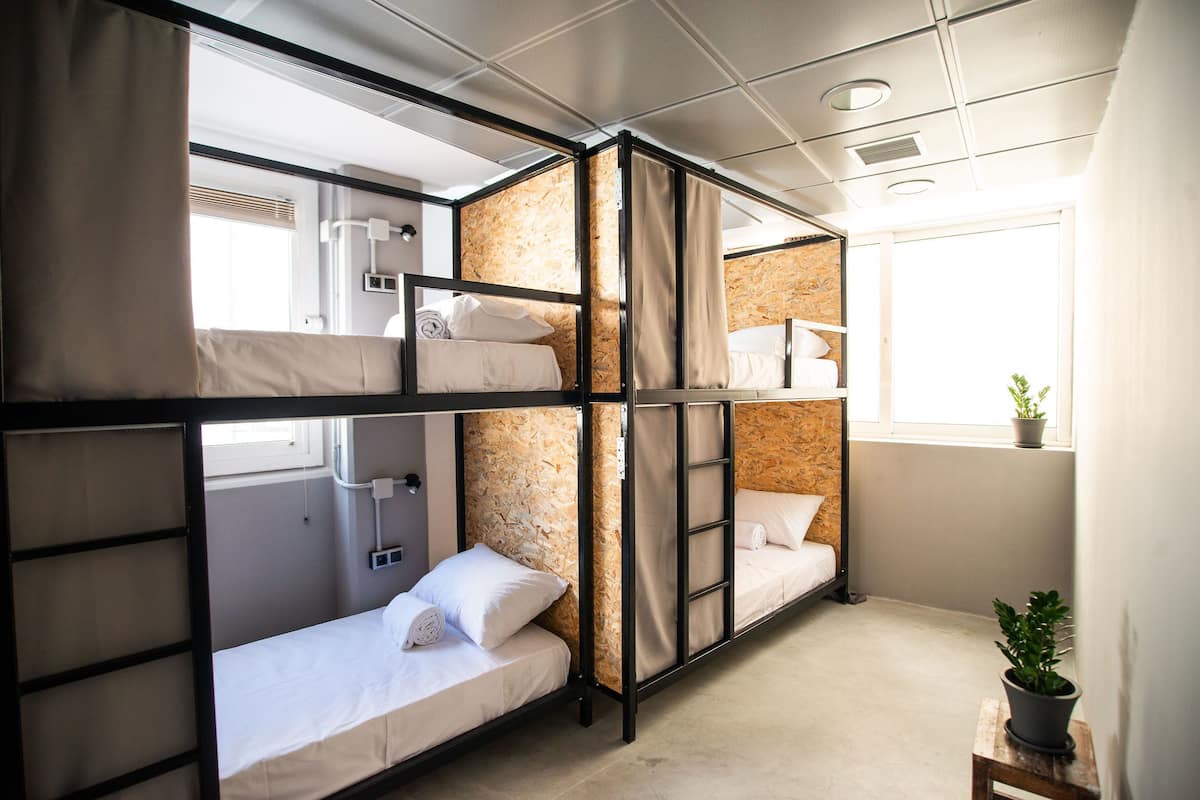 Quartos à prova de som, Wi-Fi de cortesia, roupa de cama