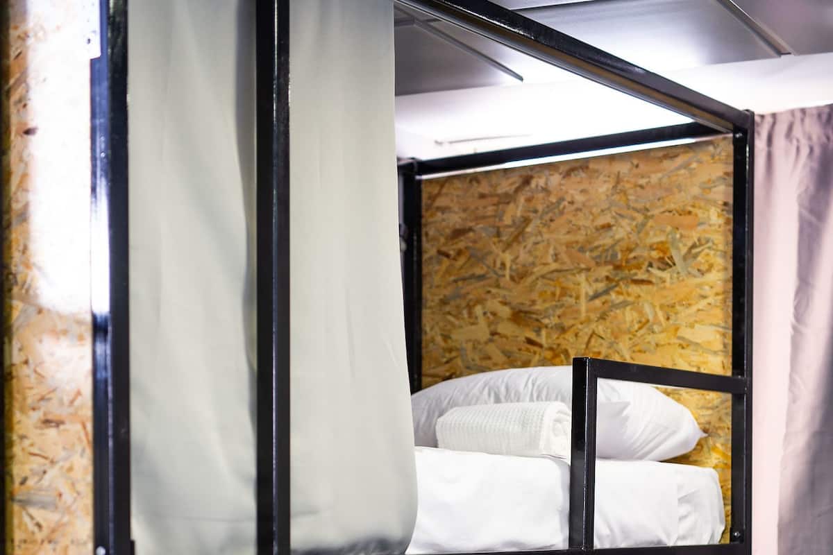 Quartos à prova de som, Wi-Fi de cortesia, roupa de cama