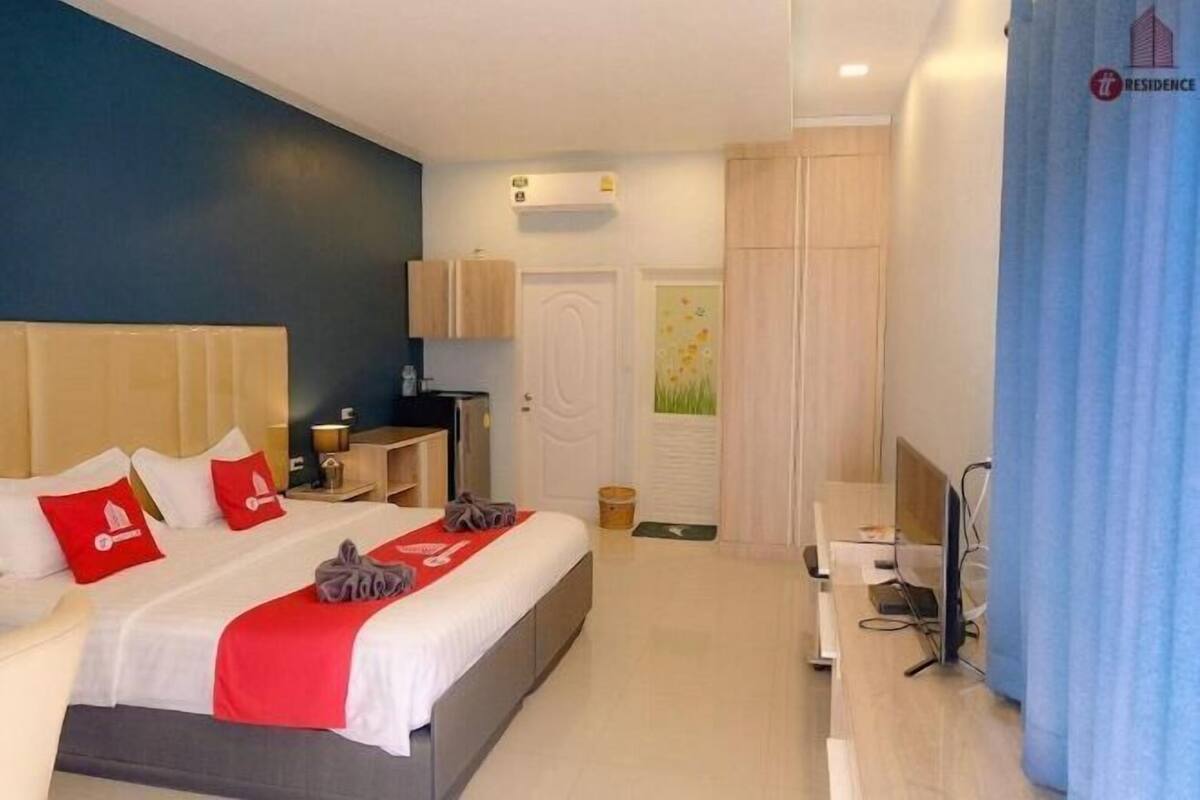 Desk, free WiFi, bed sheets