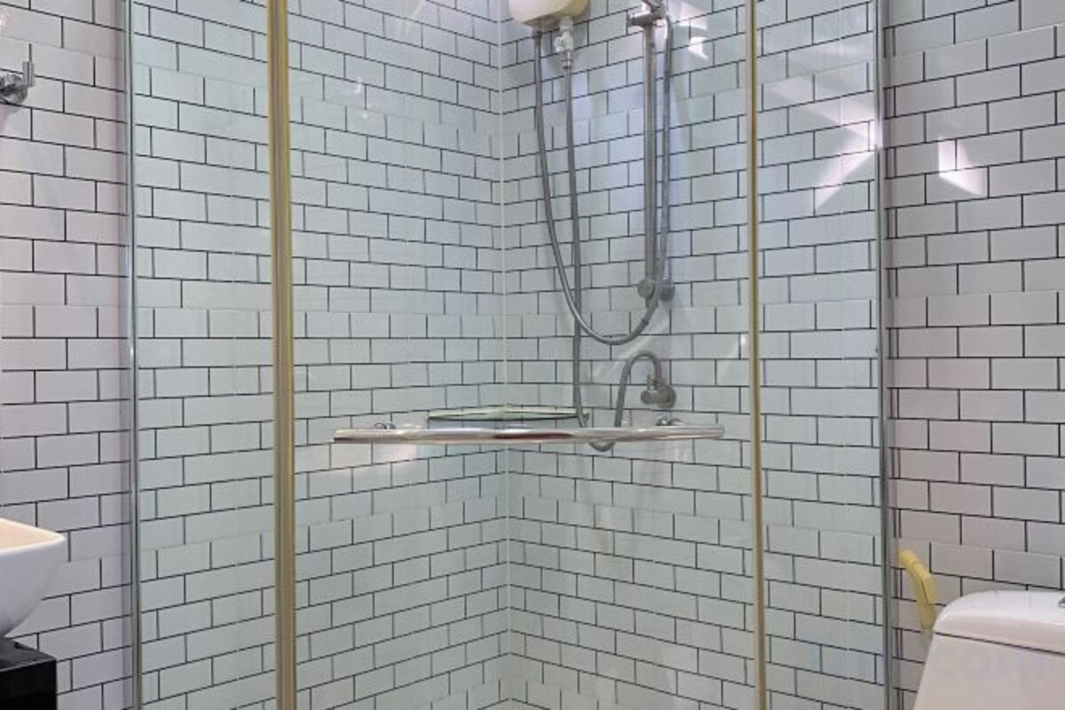 Douche, douche à « effet pluie », articles de toilette gratuits