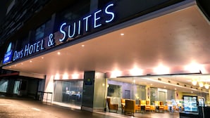 Entrada de un hotel con un cartel que dice "Days Hotel & Suites".