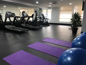 A gym with treadmills, elliptical machines, and exercise balls. - Days Hotel and Suites Fraser Business Park KL (Kuala Lumpur)
