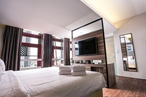 Premium bedding, down duvets, pillow-top beds, minibar - Days Hotel and Suites Fraser Business Park KL (Kuala Lumpur)